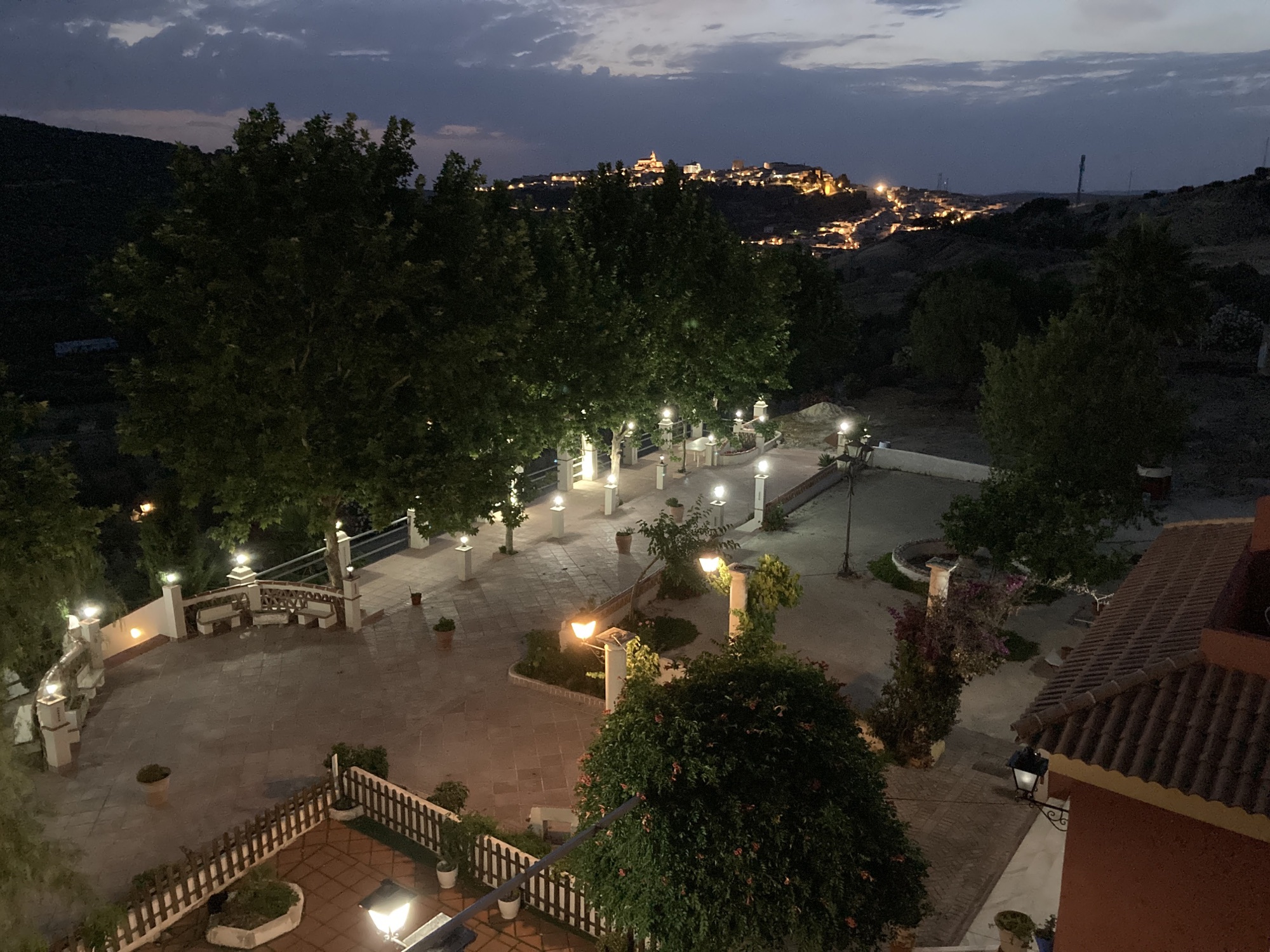 Vista nocturna de Baena desde el recinto